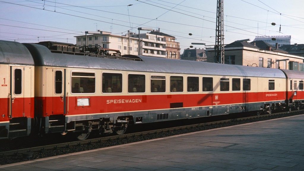 Beschriftungsvarianten A, Speisewagen, purpurrot/elfenbein, Schürze schwarz, Messing-Handarbeitsmodell